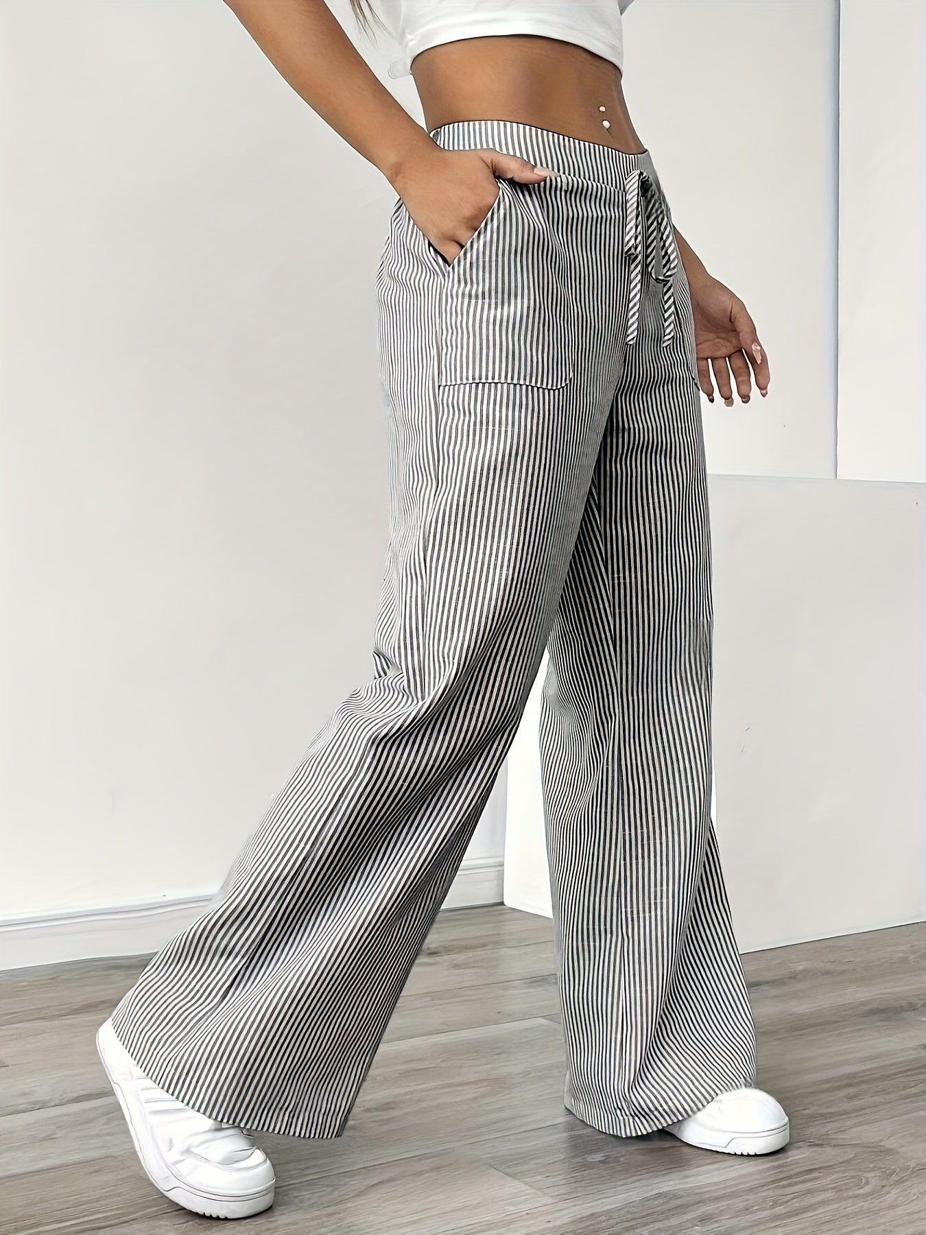 Weite gestreifte Damenhose im lässigen Stil, ideal für Wochenenden und Sommer  