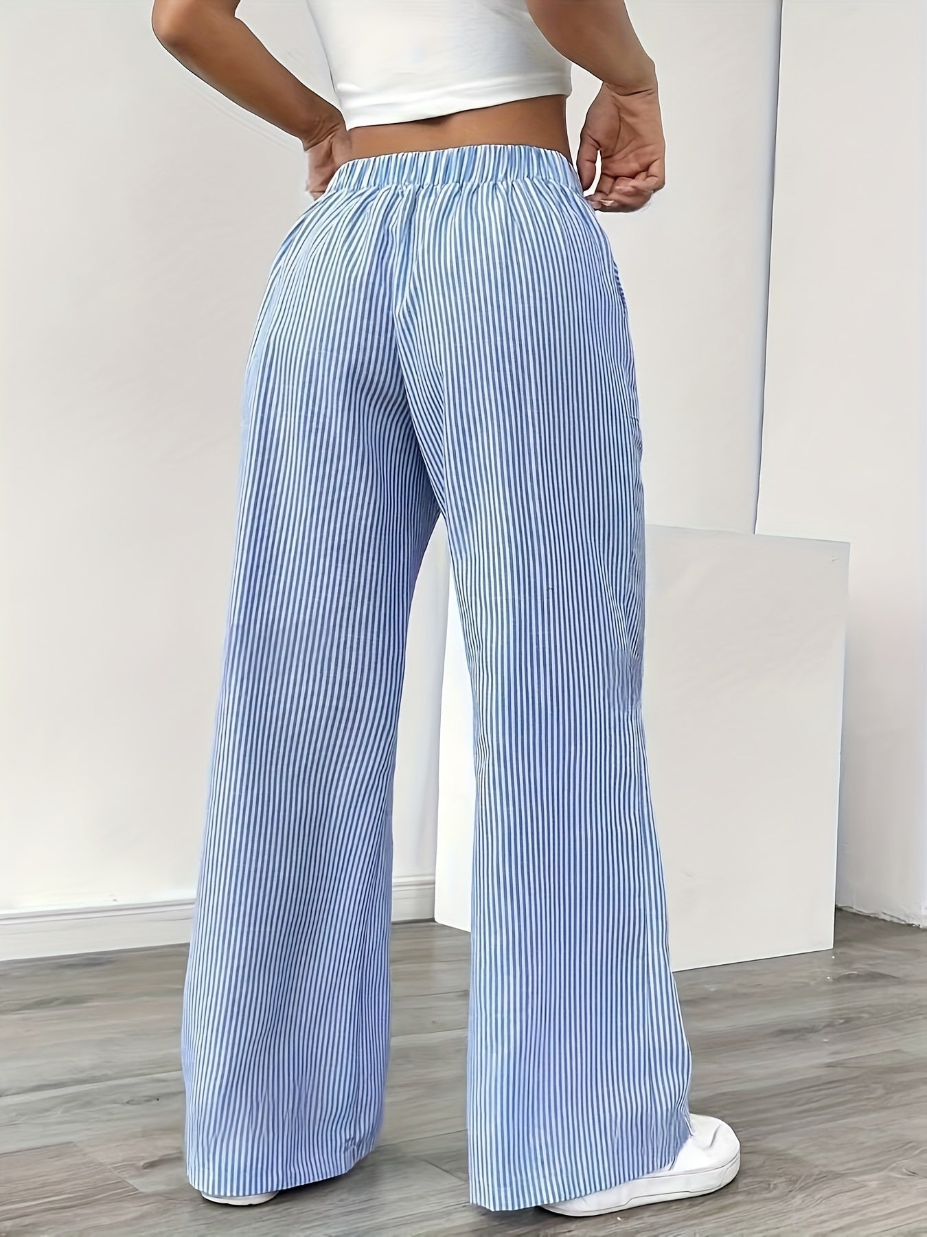 Weite gestreifte Damenhose im lässigen Stil, ideal für Wochenenden und Sommer  