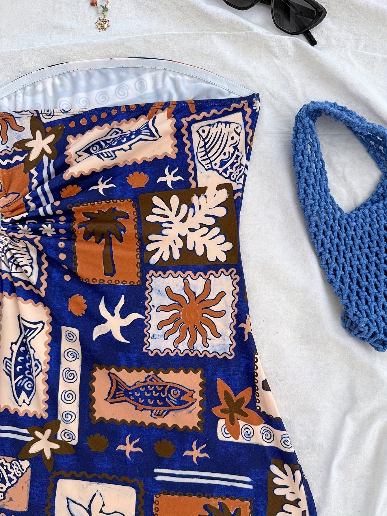 Kurzes trägerloses Damenkleid im Küstenstil mit tropischem Muster – ideal für Urlaub und Strand