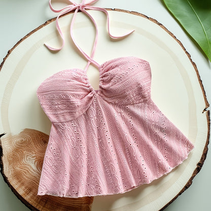 Top femenino de espalda descubierta estilo babydoll bordado para un look veraniego romántico