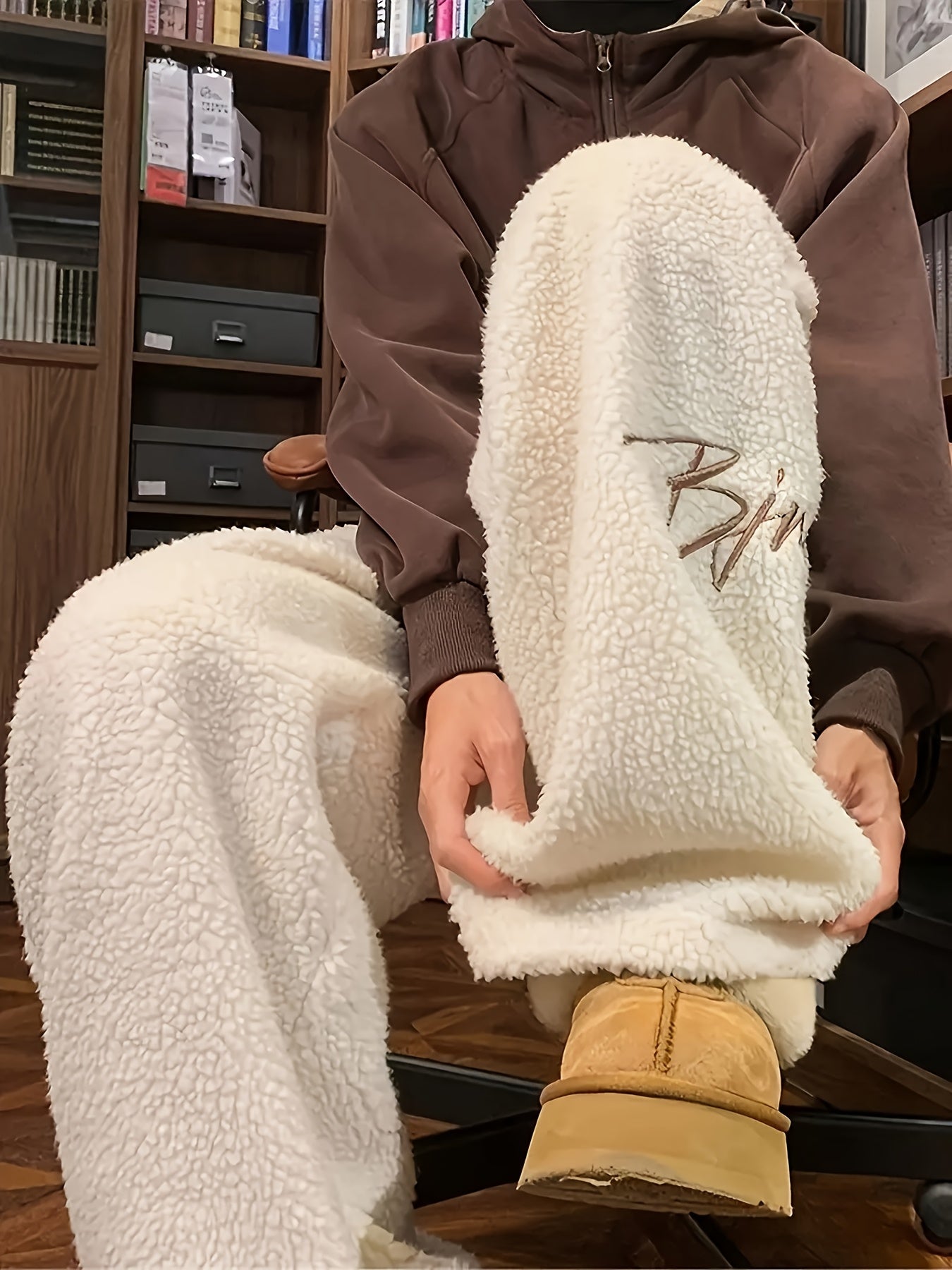 Pantalon large doux en tissu pelucheux avec broderie