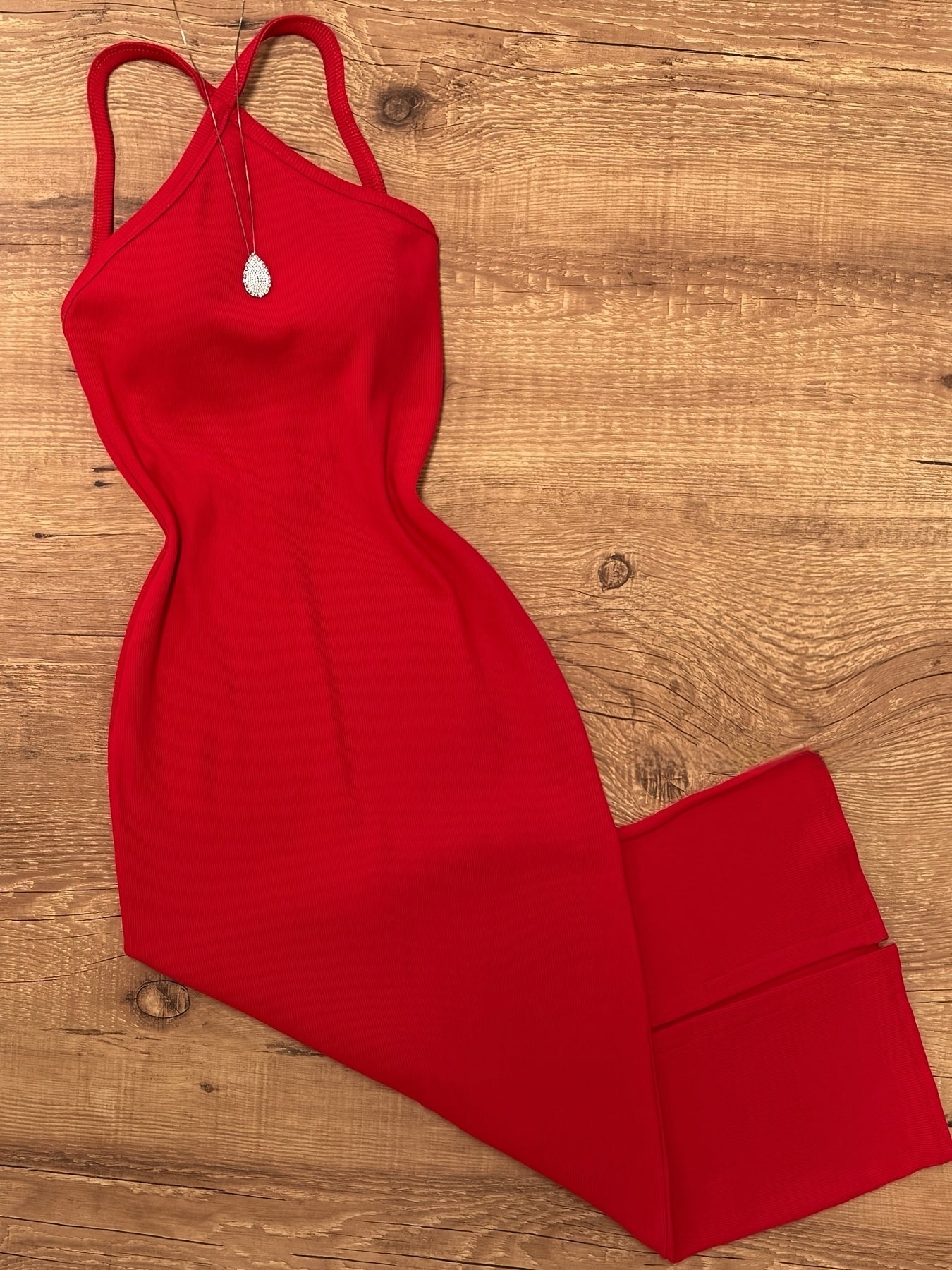 Midi-kjole til kvinder i bodycon-stil med krydsede stropper til elegante udflugter