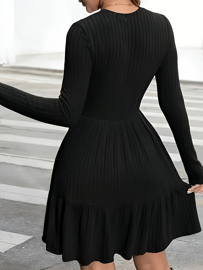 Robe courte noire plissée à manches longues et col rond côtelé