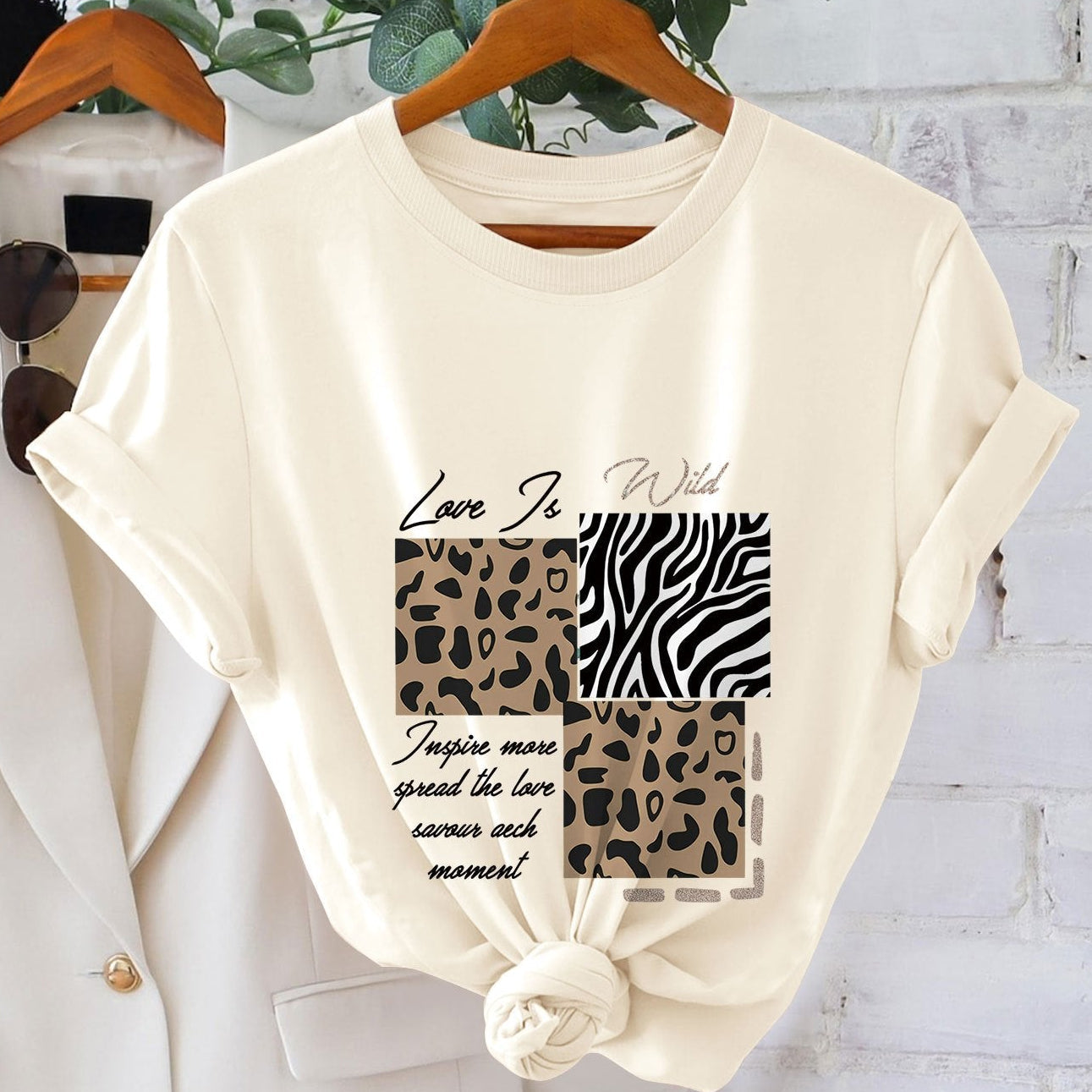 T-shirt femme imprimé graphique léopard et zèbre message « Love Is Wild » style décontracté tendance