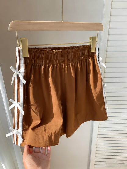 Short décontracté femme style vacances avec nœuds latéraux et bandes sportives