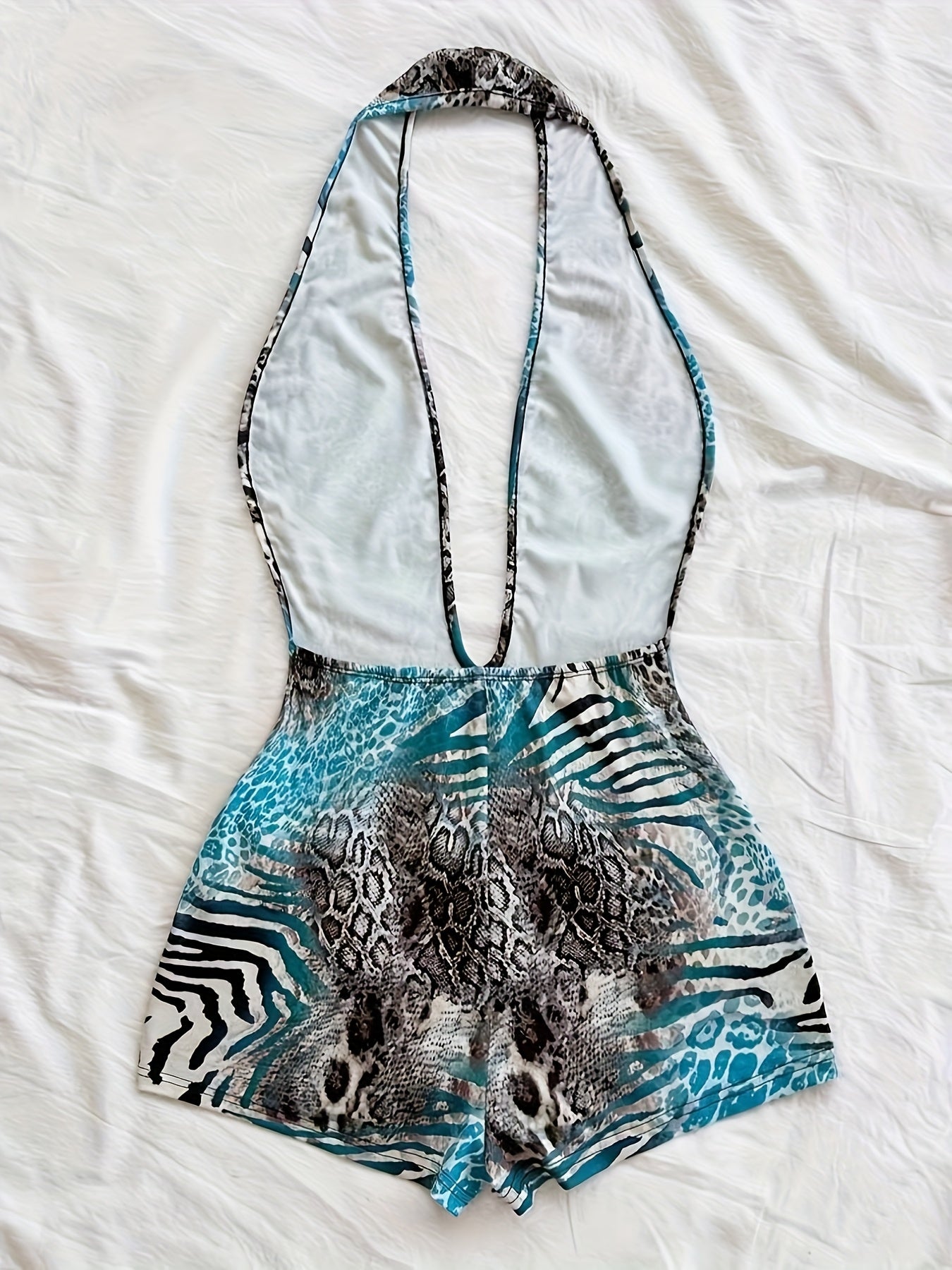 Combinaison short une pièce femme style animalier, décolleté plongeant, tendance été, idéale plage et vacances