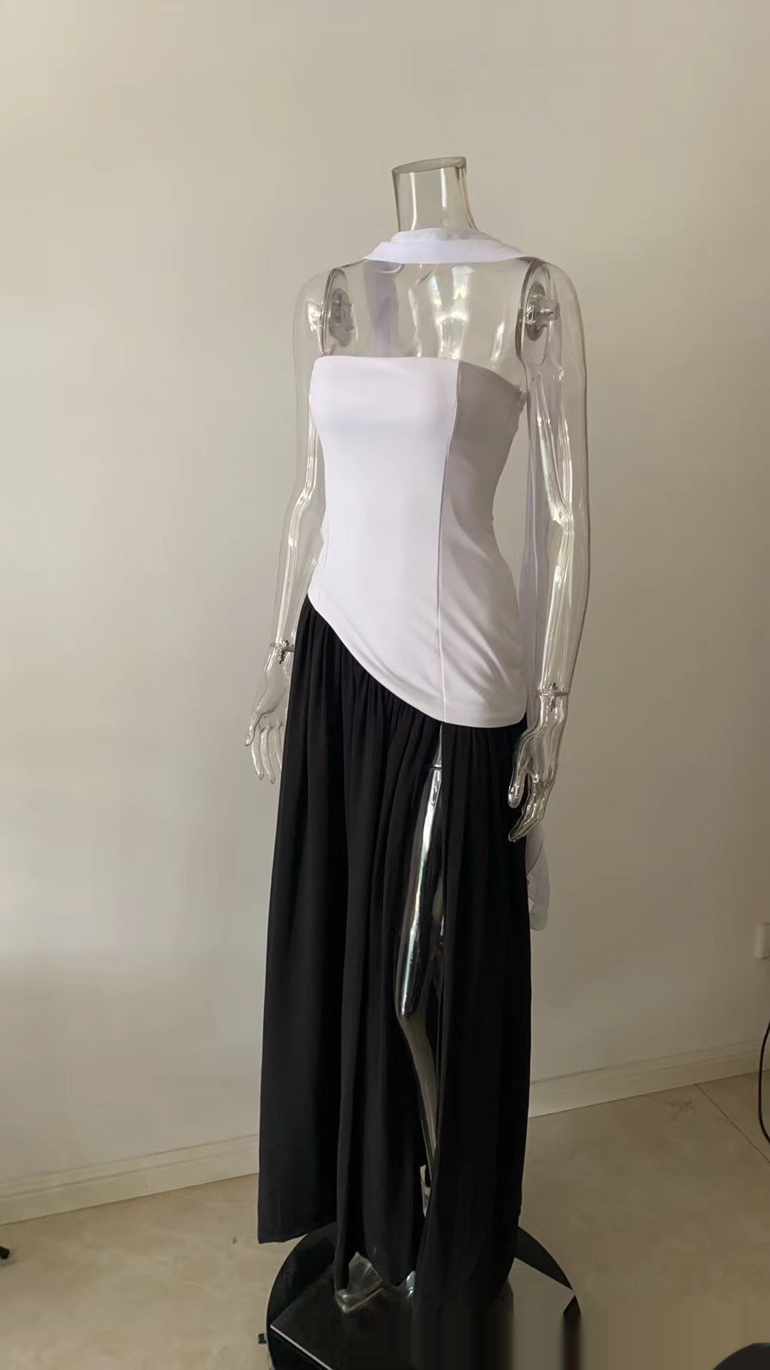 Robe de soirée élégante femme style bustier fluide fendue, idéale événements et cocktails