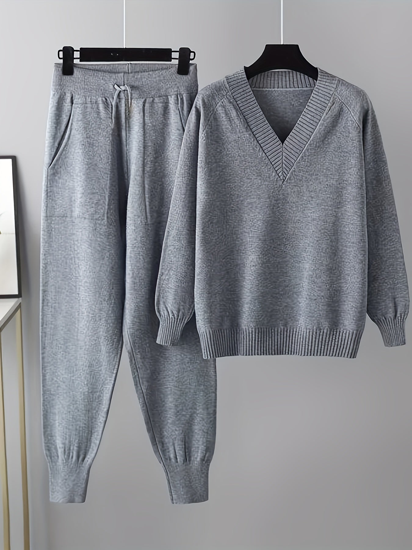 Ensemble pull col V et pantalon jogger, tricot doux, beige clair