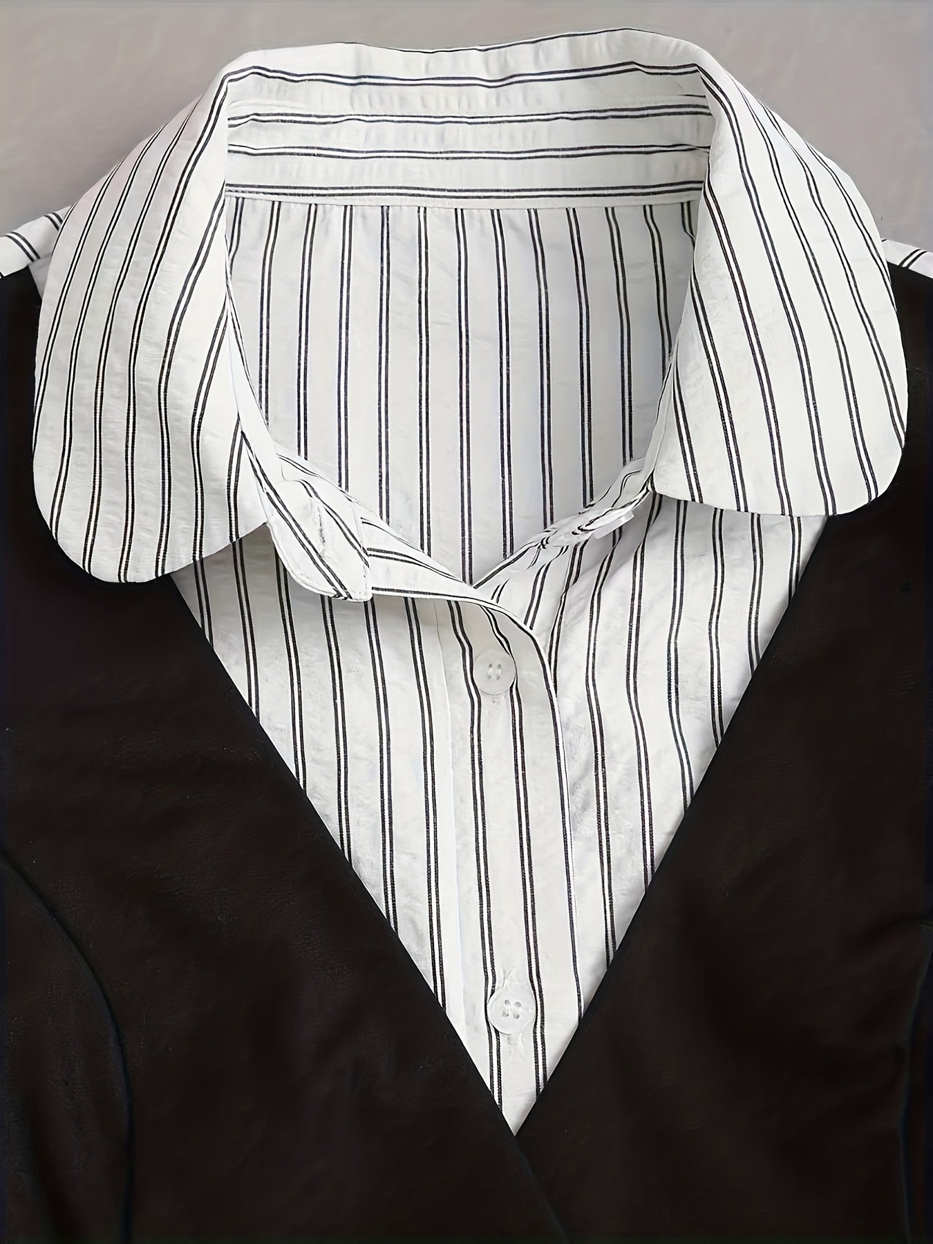 Ensemble chemise rayée blanche et noire avec gilet sans manches boutonné pour femme