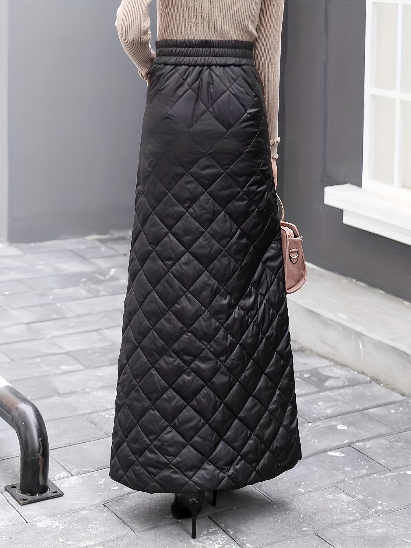 Jupe longue matelassée noire boutonnée taille haute pour femme