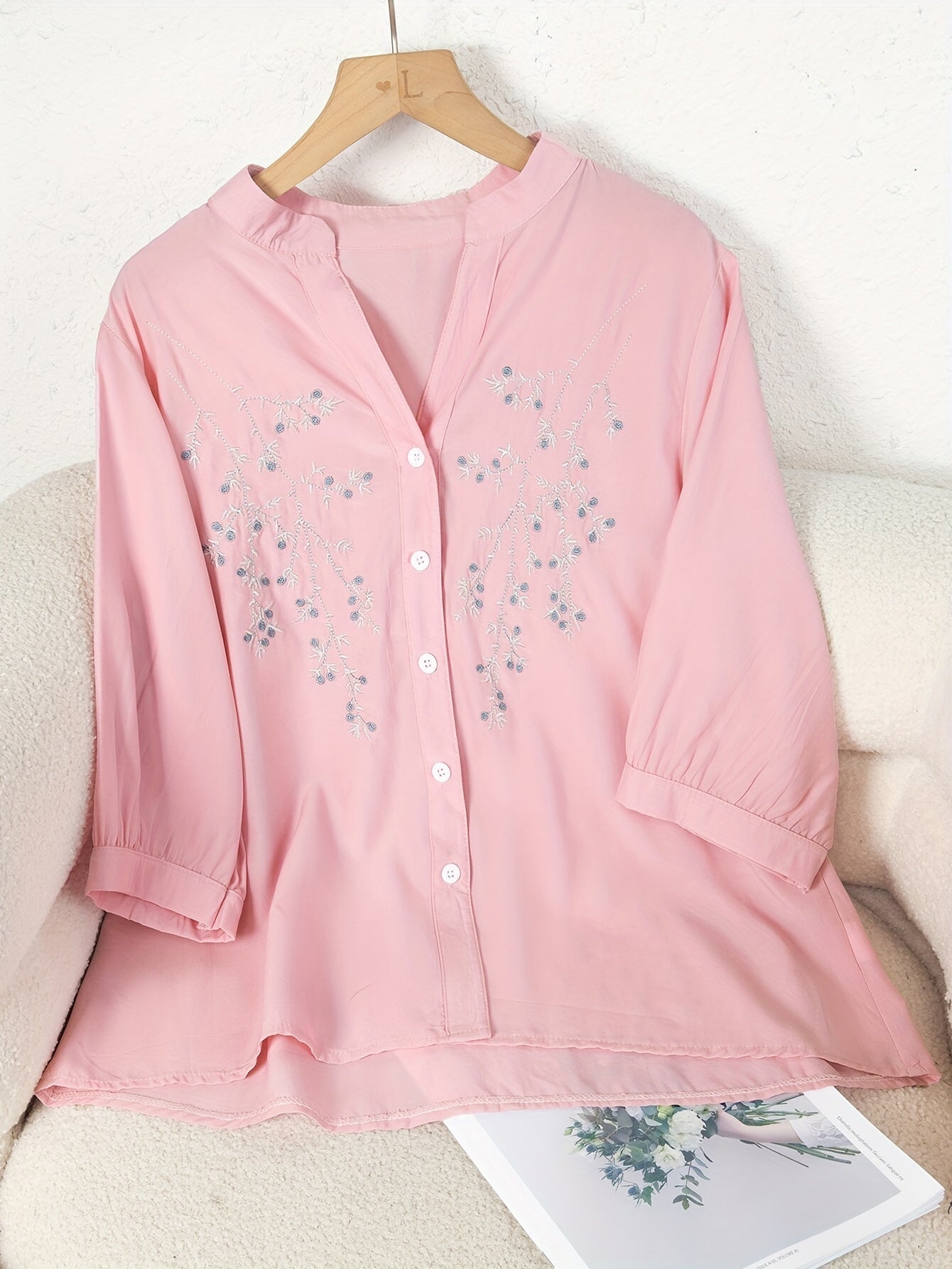 Elegant damebluse med blomsterbroderi i sommerstil til kontor eller udflugt