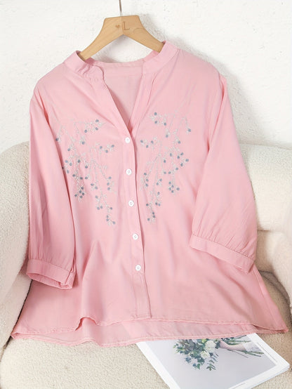 Elegant damebluse med blomsterbroderi i sommerstil til kontor eller udflugt