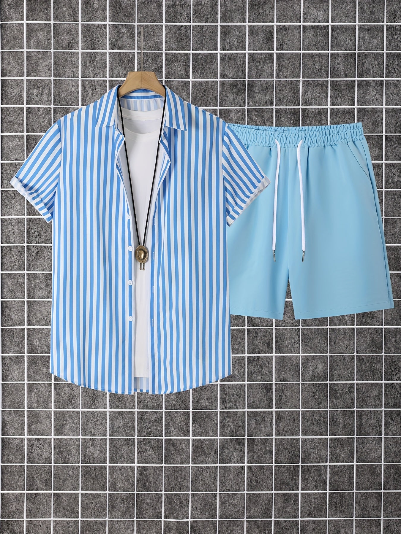 Avslappnad herroutfit med ränder, modern stil, perfekt för sommaren och semestern