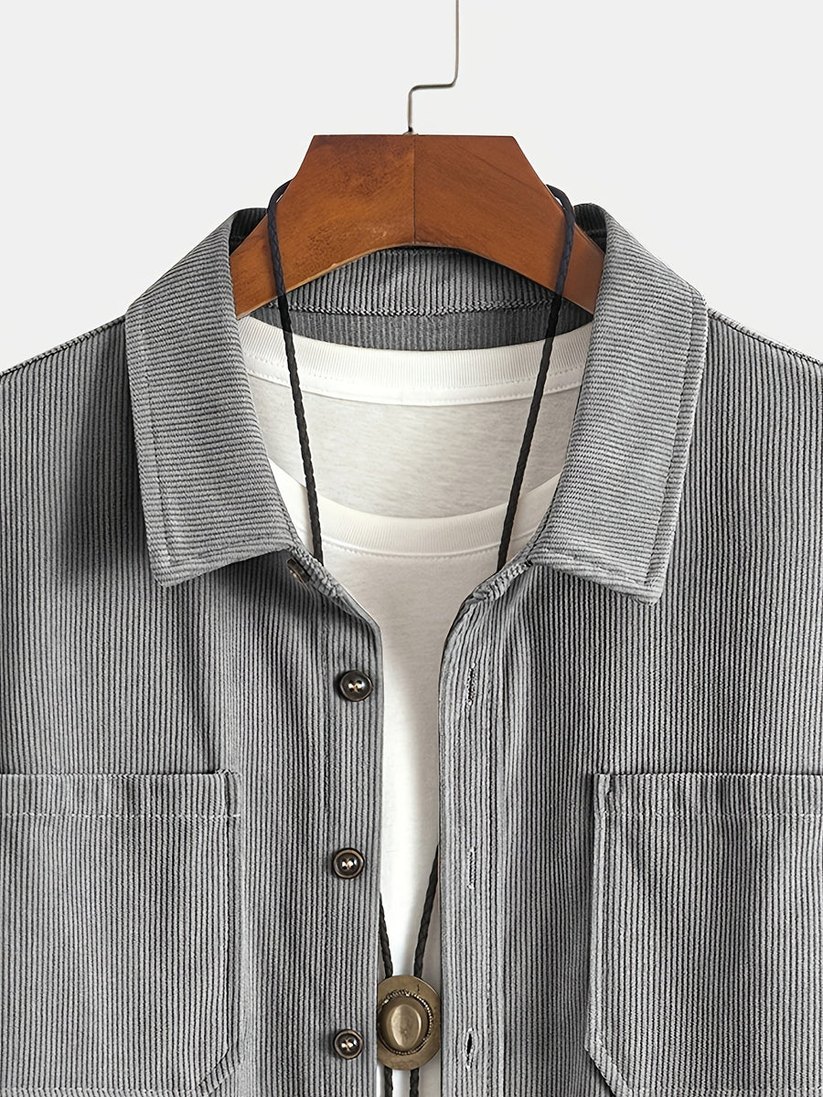 Herrenhemd im Overshirt-Stil aus geripptem Stoff mit Knöpfen und Brusttaschen