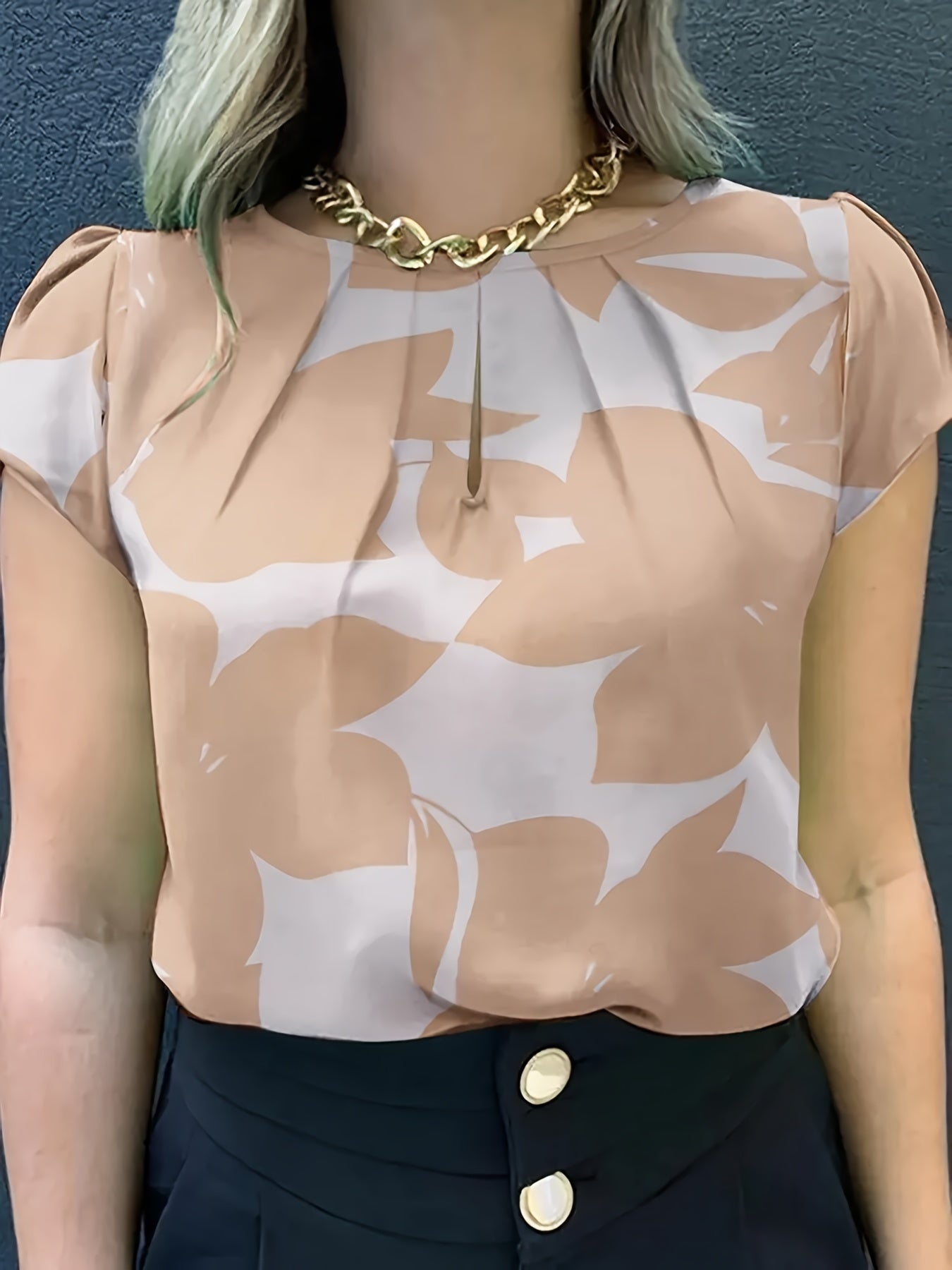 Elegant blus för kvinnor med abstrakt mönster, korta ärmar, chic stil för kontoret och utflykter