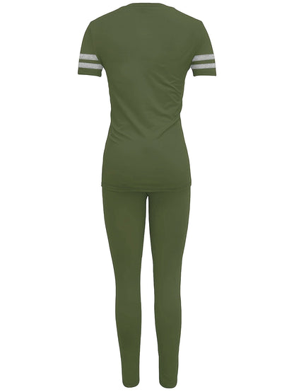 Avslappnat damset med randig t-shirt och leggings – sportig chic vardagsstil