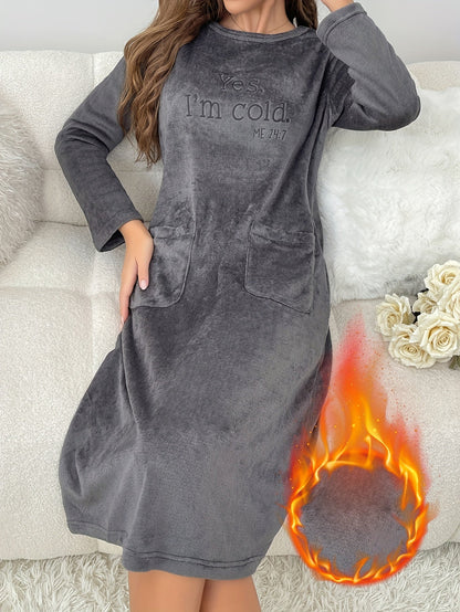 Robe de Nuit en Polaire Douce Femme - Manches Longues, Col Rond, Poches, Motif Brodé "Yes, I'm cold."