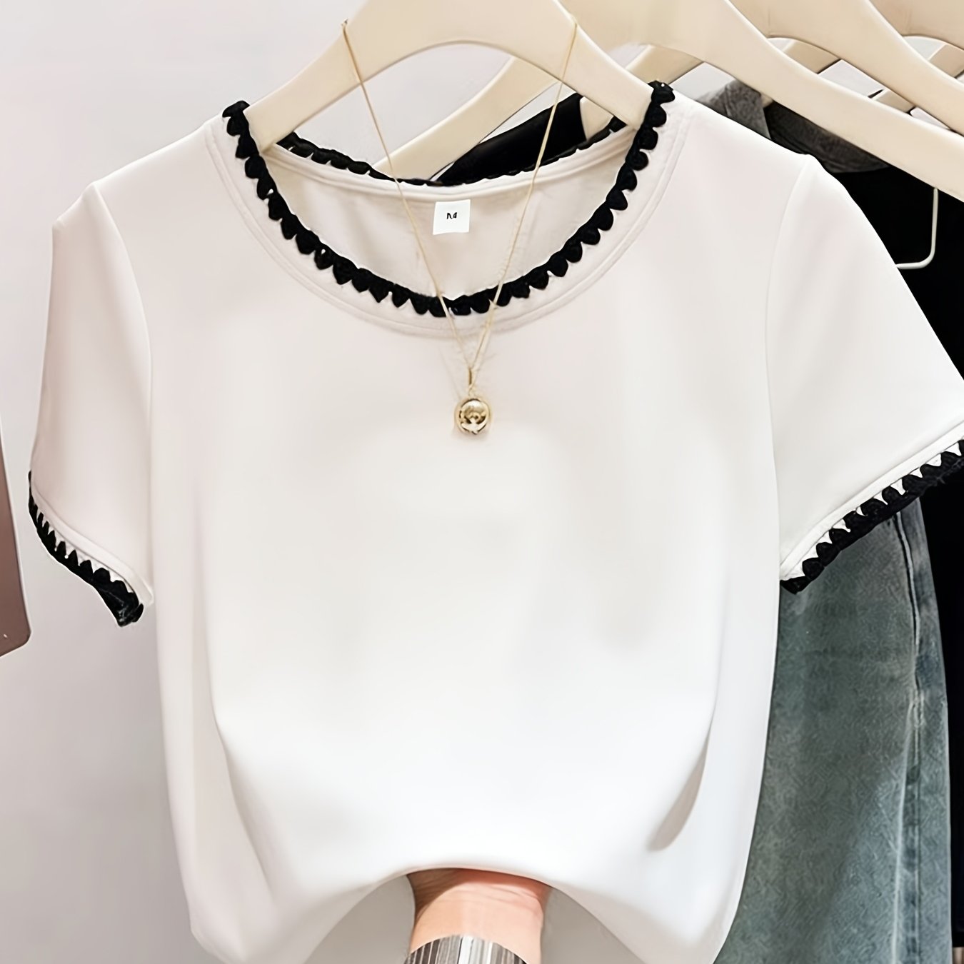 Elegant women's blouse with scalloped collar, chic everyday style