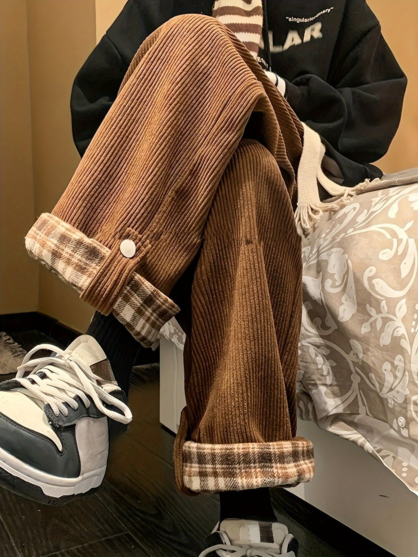 Pantalon large velours côtelé marron coupe décontractée carreaux revers