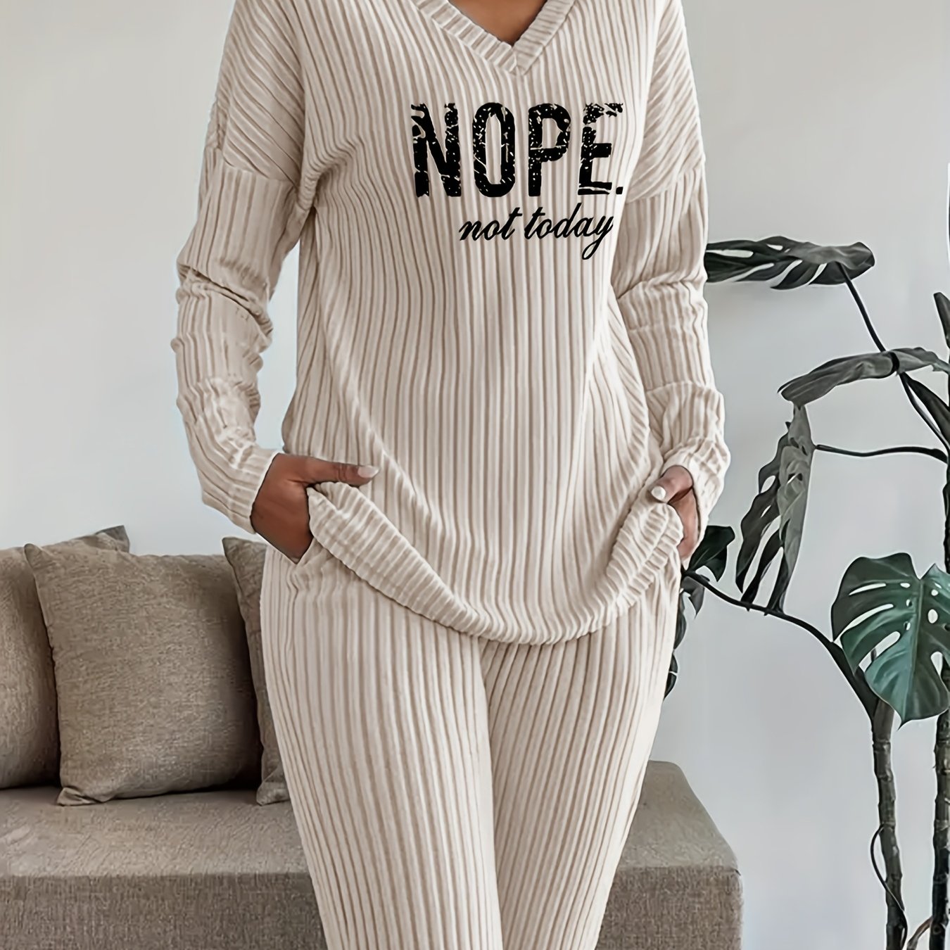 Ensemble côtelé Femme avec inscription "NOPE not today", col en V et pantalon large