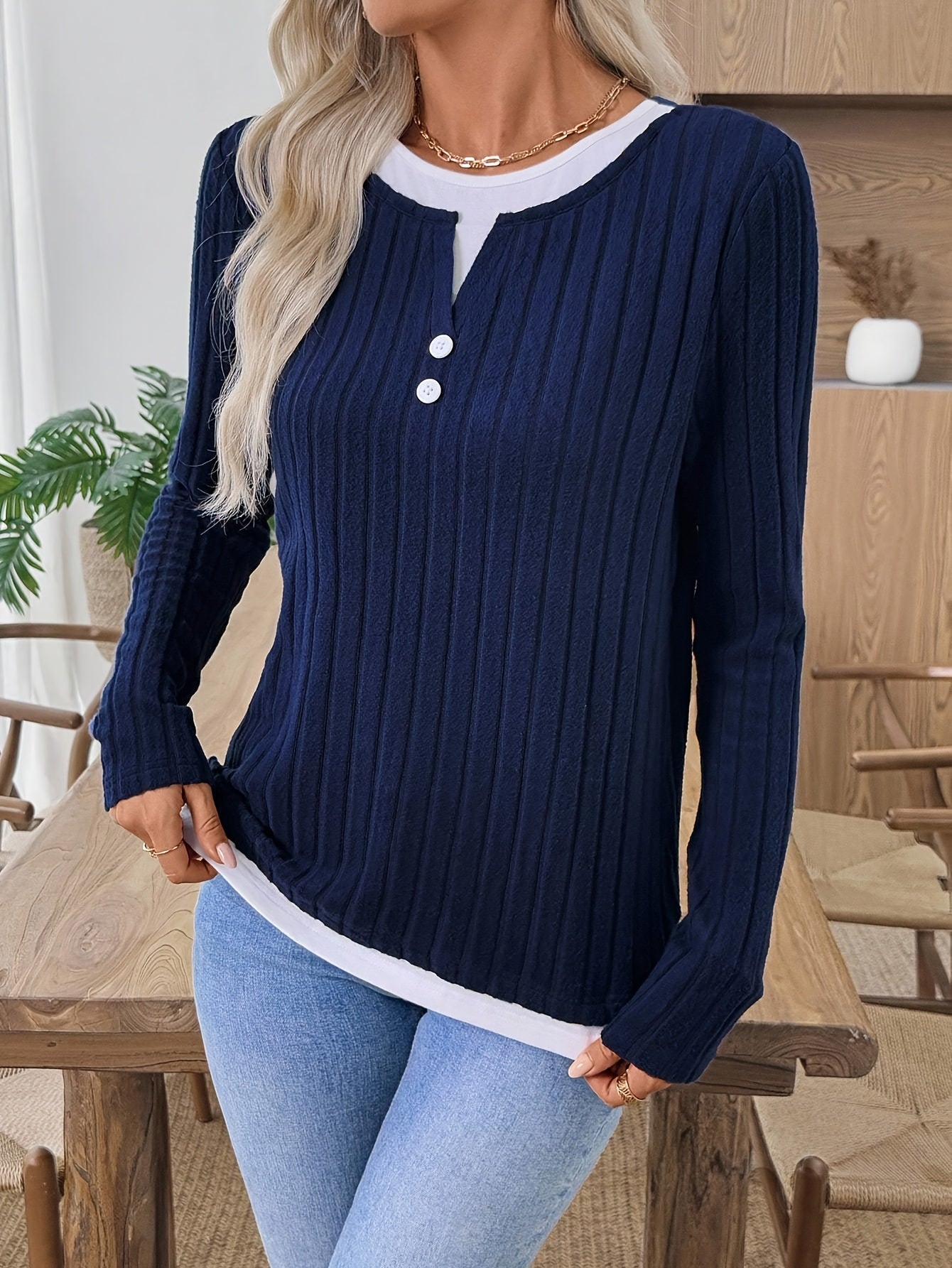 Pull côtelé femme col en V superposé marine avec boutons