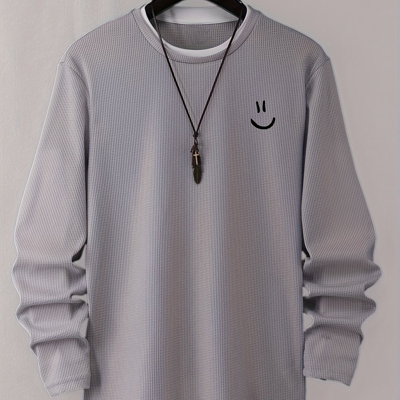 Pull homme texturé gaufré manches longues imprimé smiley col rond