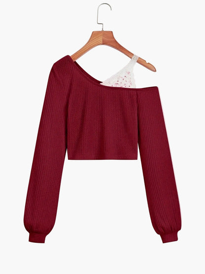 Pull court femme style asymétrique à épaule dénudée avec détail dentelle – Mode décontractée tendance
