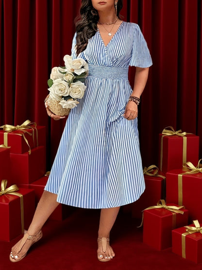 Robe élégante à rayures pour femme, style croisé et taille smockée, idéale pour les occasions spéciales