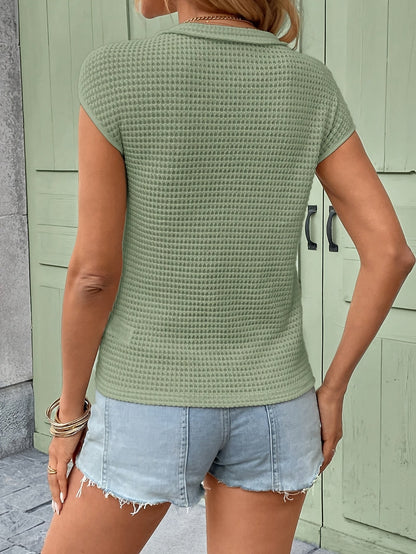Top Henley décontracté à manches courtes pour femme, style chic et texturé, idéal au quotidien