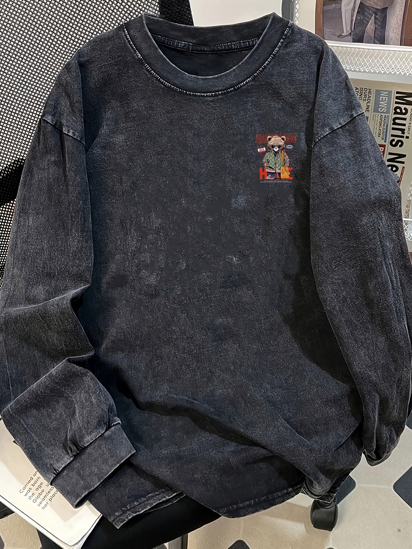 Sweat-shirt délavé noir imprimé motif ours streetwear