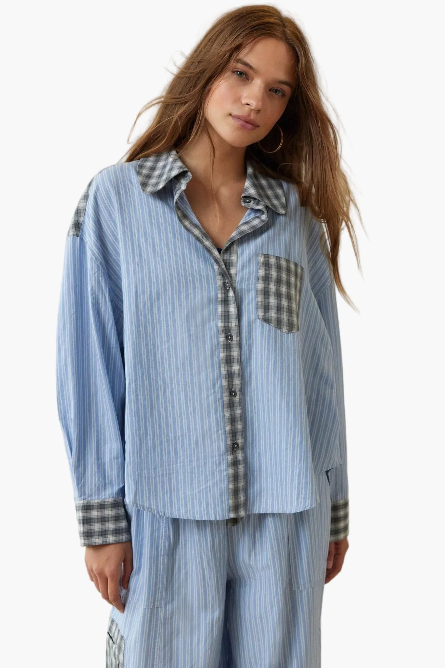 Lässiger zweiteiliger Damen-Pyjama im trendigen Stil für Zuhause und Nacht  