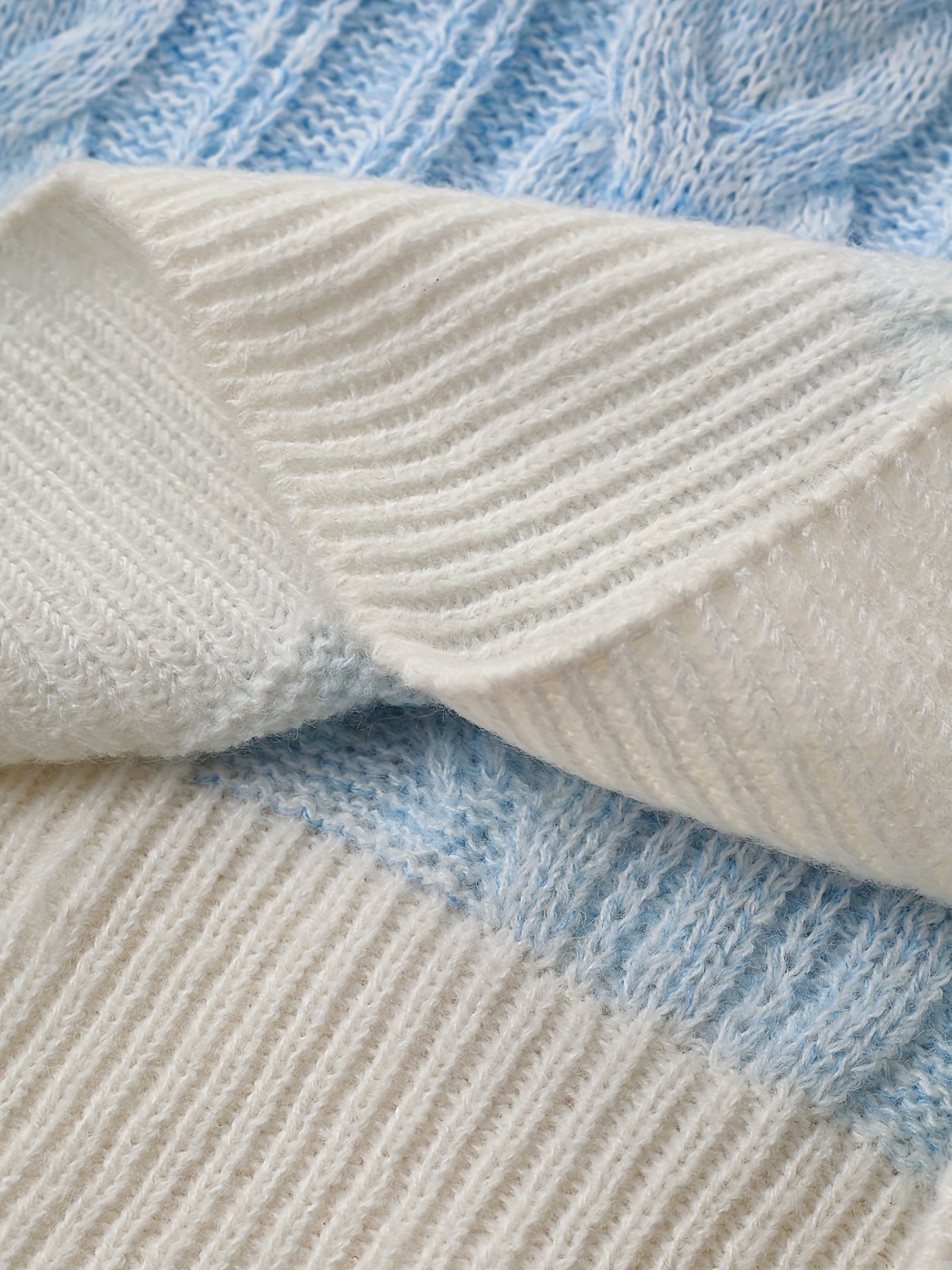Pull en maille tressée bicolore bleu ciel et blanc col rond doux