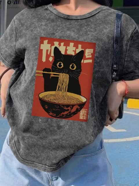 T-shirt Femme Style Vintage avec Chat Mangeant des Nouilles – Graphique Japonais, Décontracté et Original