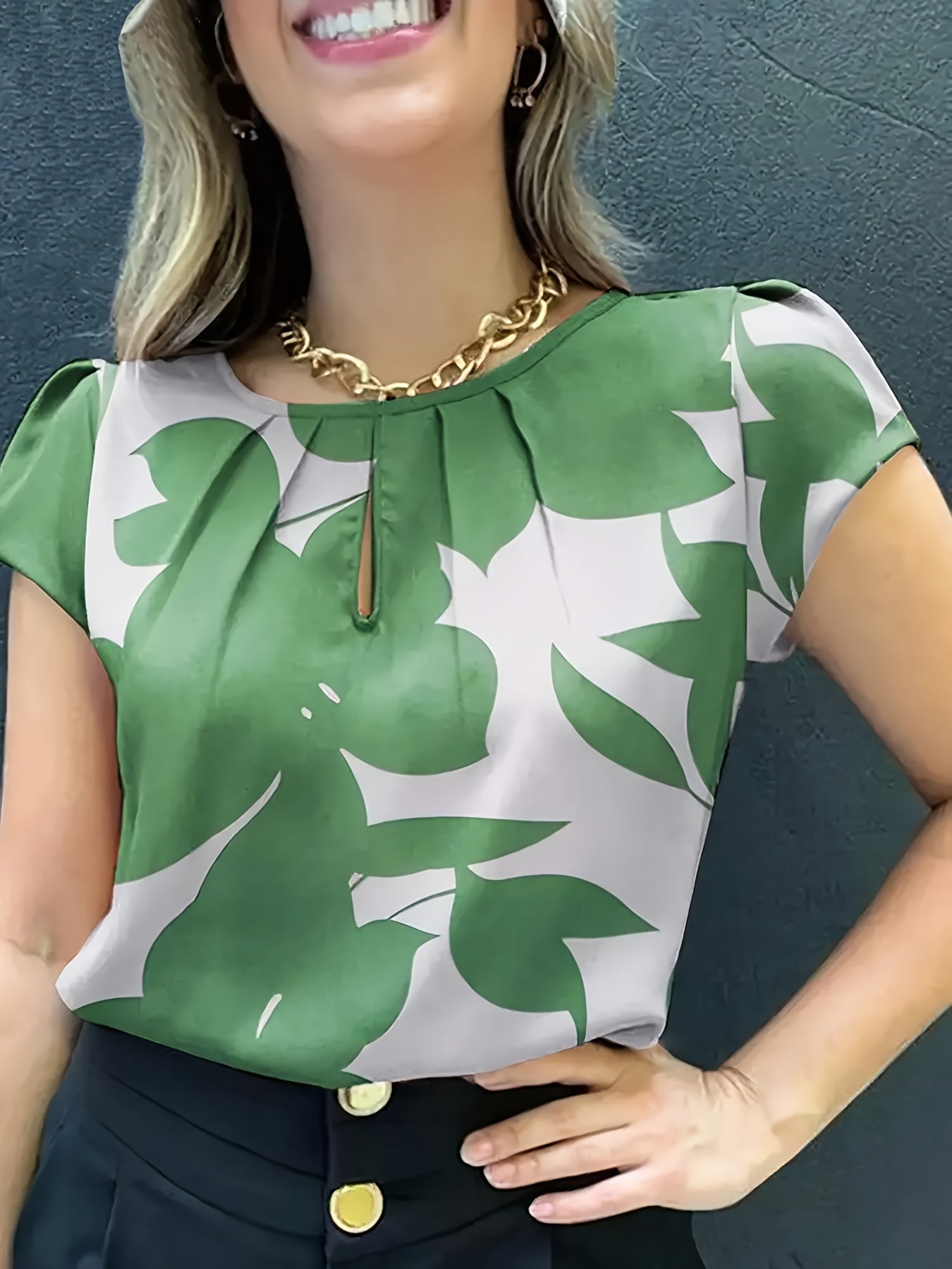 Elegant blus för kvinnor med abstrakt mönster, korta ärmar, chic stil för kontoret och utflykter