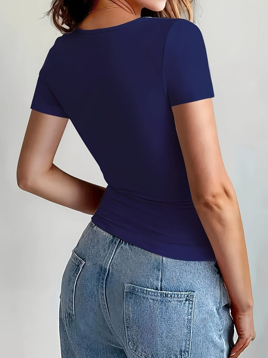 Dopasowany damski t-shirt z krótkim rękawem w stylu casual chic na każdą okazję