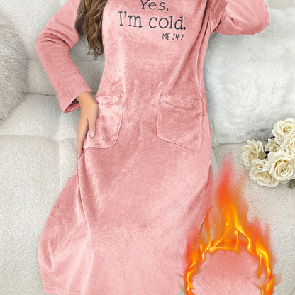 Robe de Nuit en Polaire Douce Femme - Manches Longues, Col Rond, Poches, Motif Brodé "Yes, I'm cold."