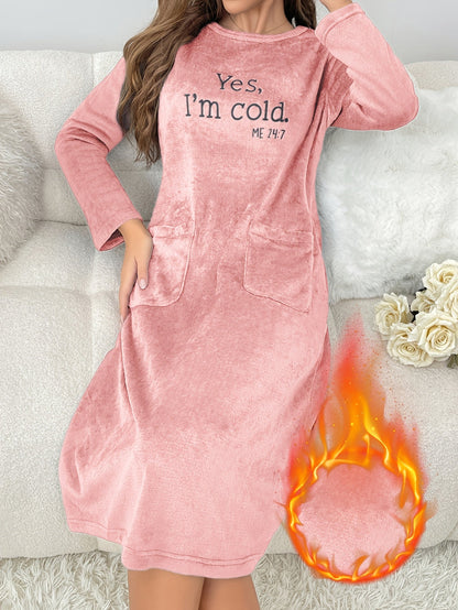 Robe de Nuit en Polaire Douce Femme - Manches Longues, Col Rond, Poches, Motif Brodé "Yes, I'm cold."