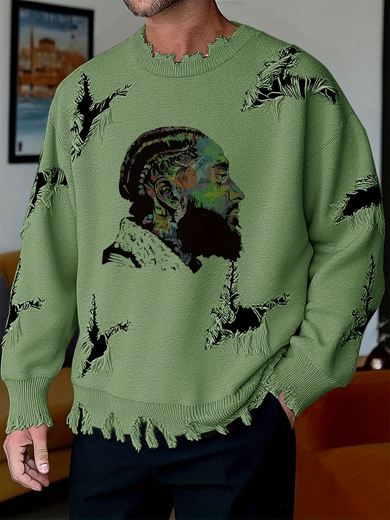 Pull homme décontracté beige à col rond avec motif visage coloré et détails déchirés