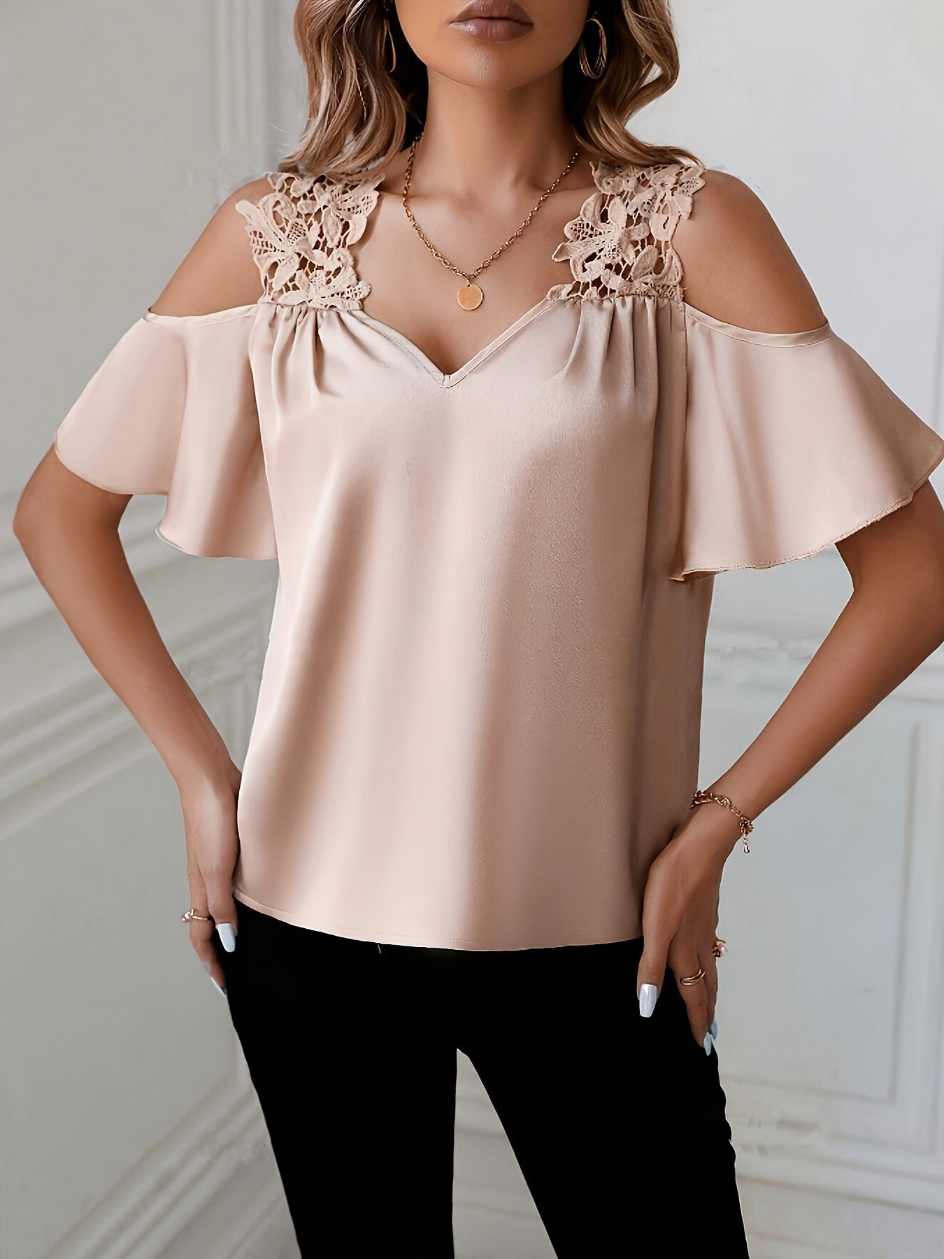 Chique damesblouse met blote schouders en elegante kantdetails