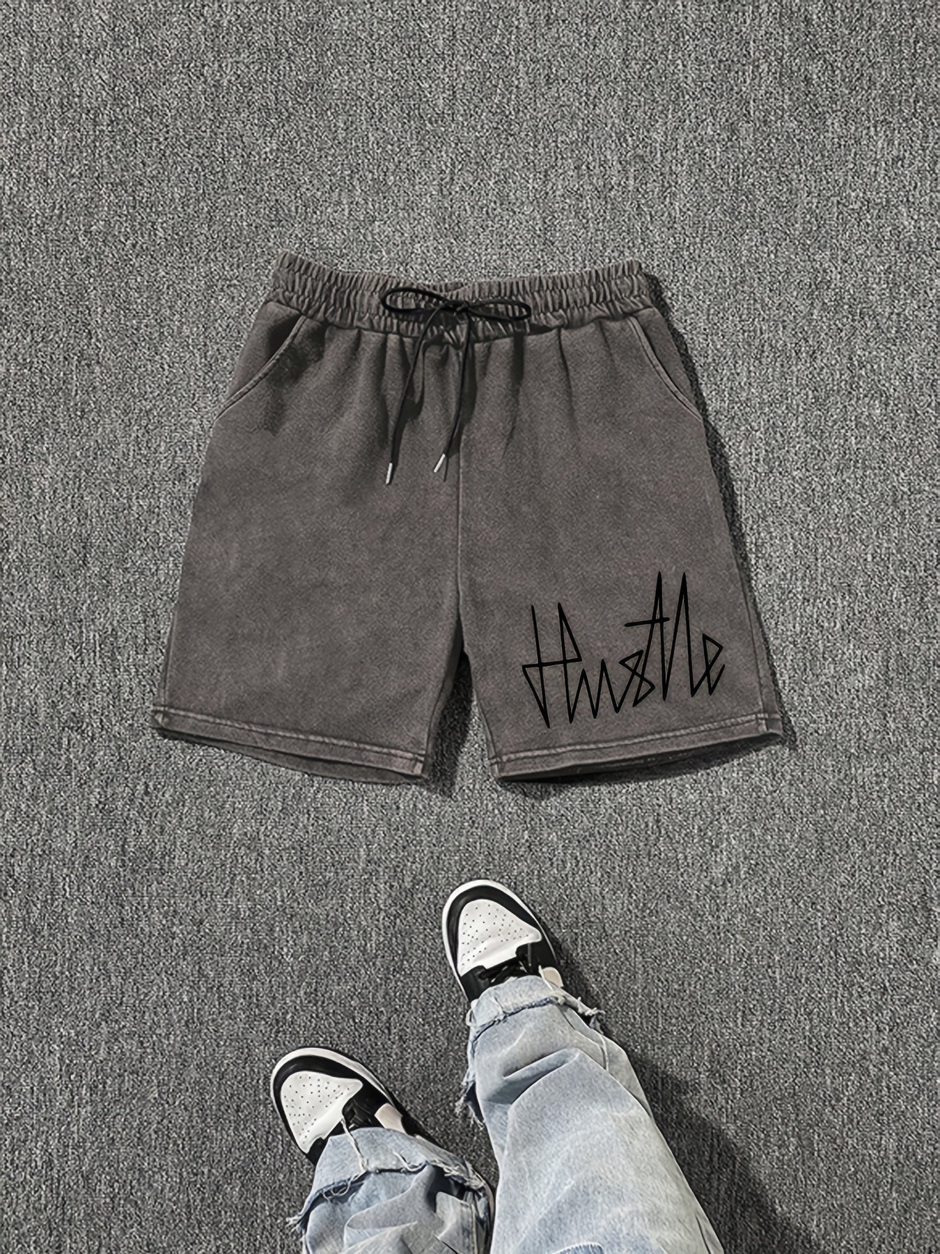 Short homme casual style urbain avec imprimé "Hustle" – idéal pour le streetwear et la détente