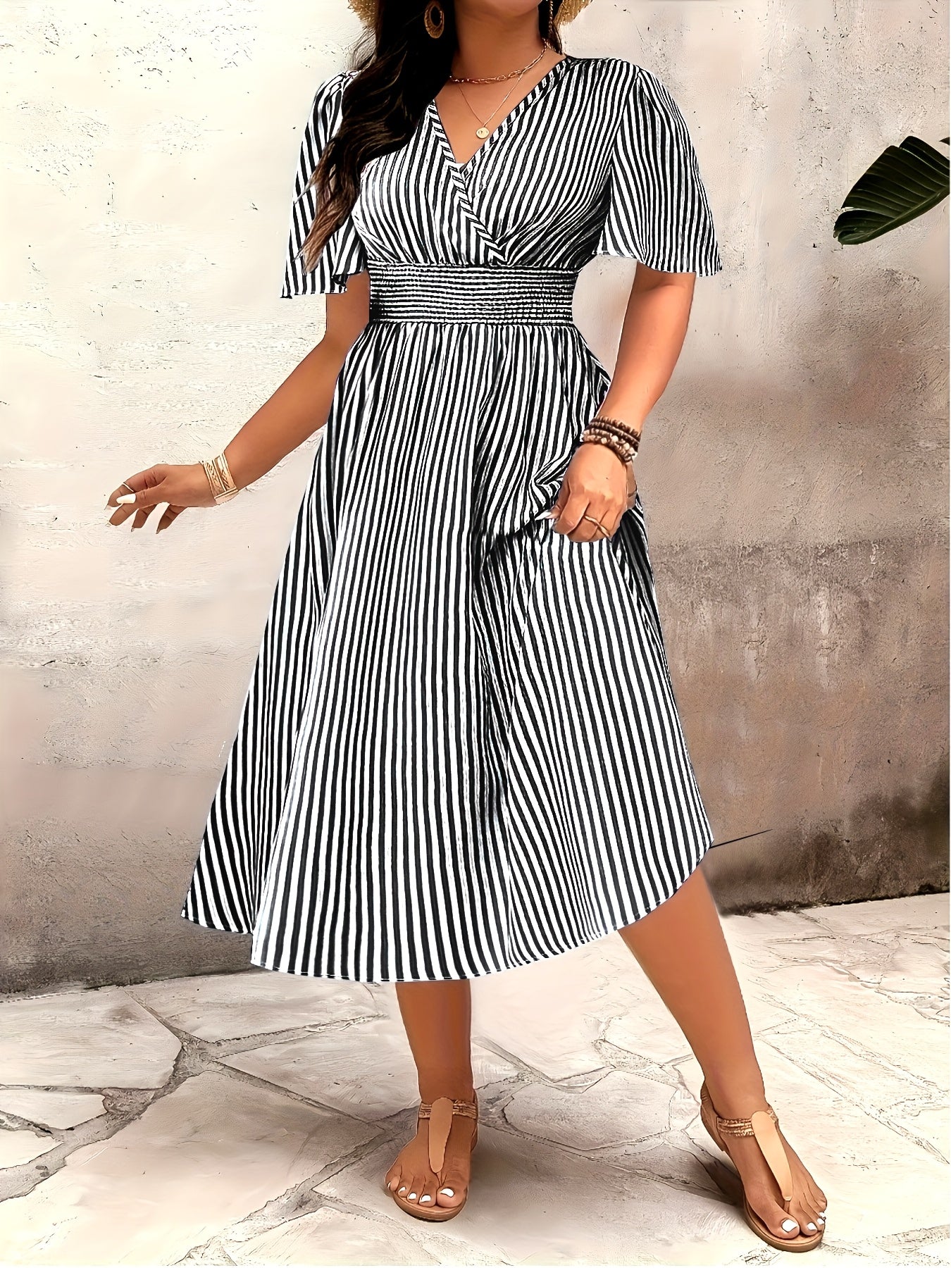 Robe élégante à rayures pour femme, style croisé et taille smockée, idéale pour les occasions spéciales
