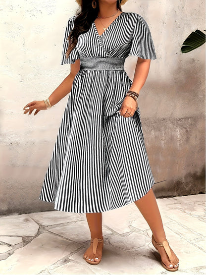 Robe élégante à rayures pour femme, style croisé et taille smockée, idéale pour les occasions spéciales