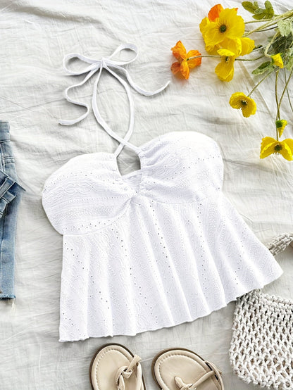 Top femenino de espalda descubierta estilo babydoll bordado para un look veraniego romántico