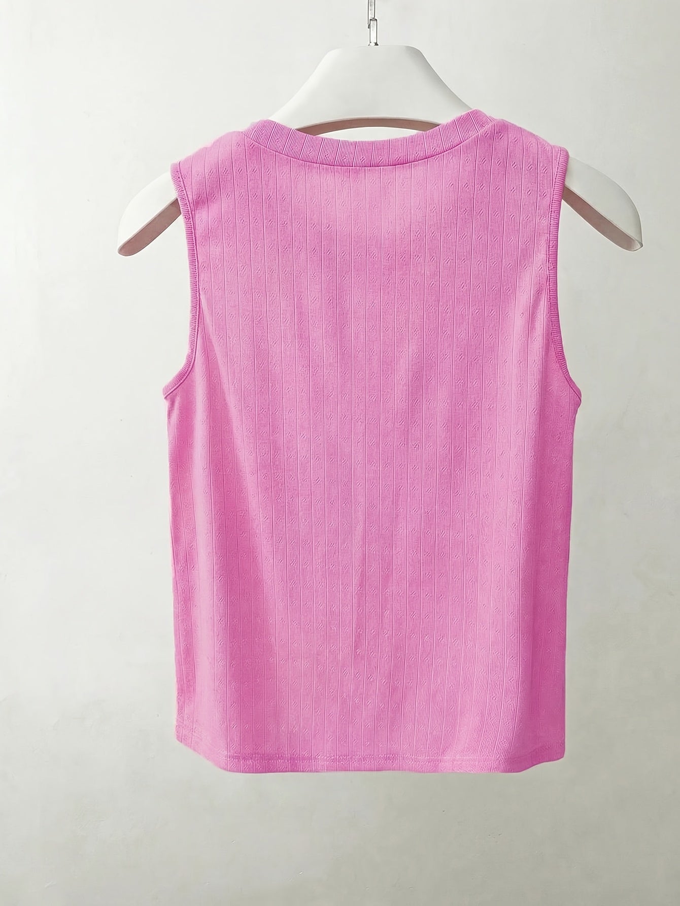 Elegante dames mouwloze top met parelmoerlook en ronde hals, geschikt voor uitgaan of kantoor