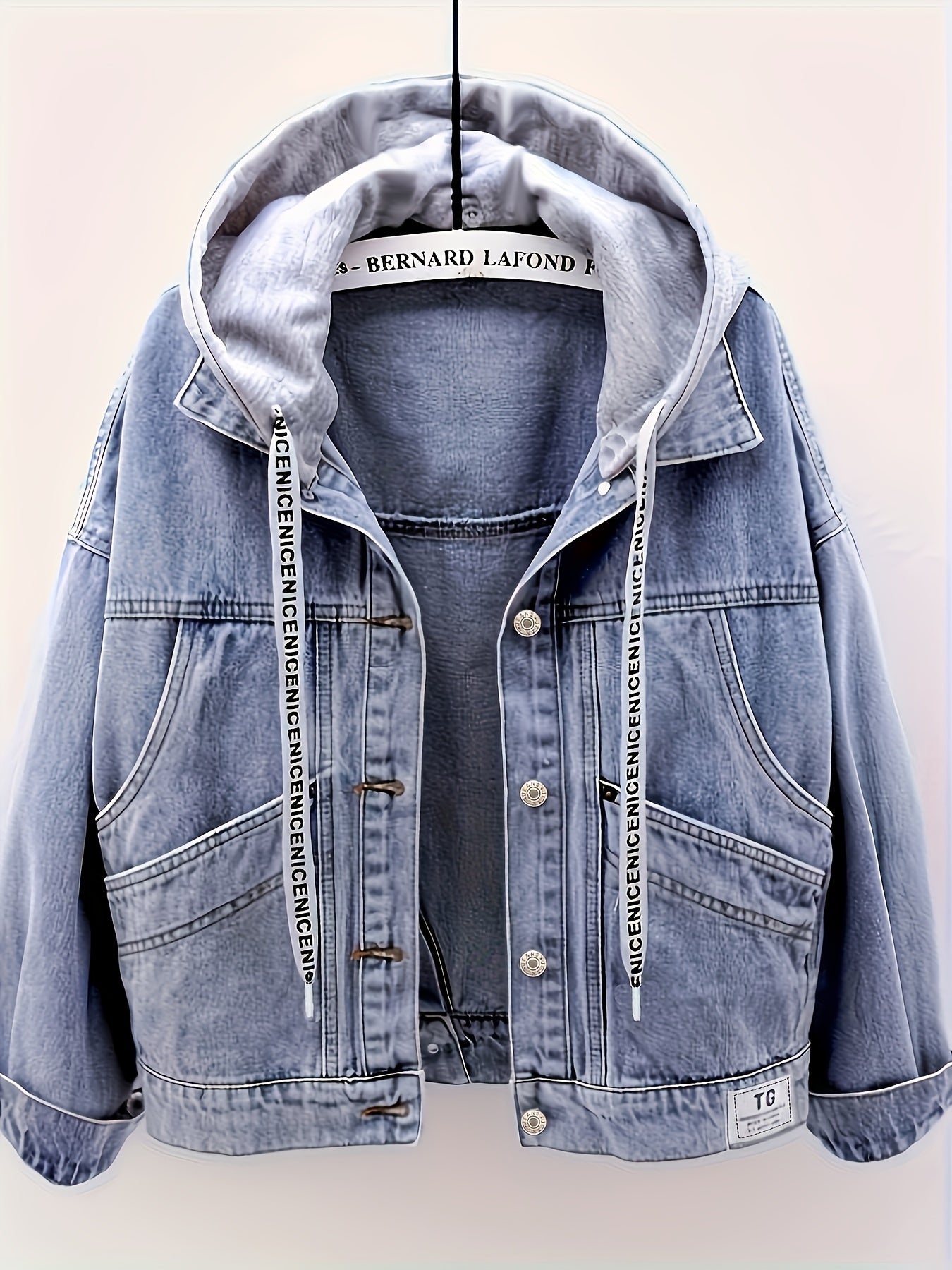 Veste en jean femme bleu clair avec capuche intégrée et détails boutonnés