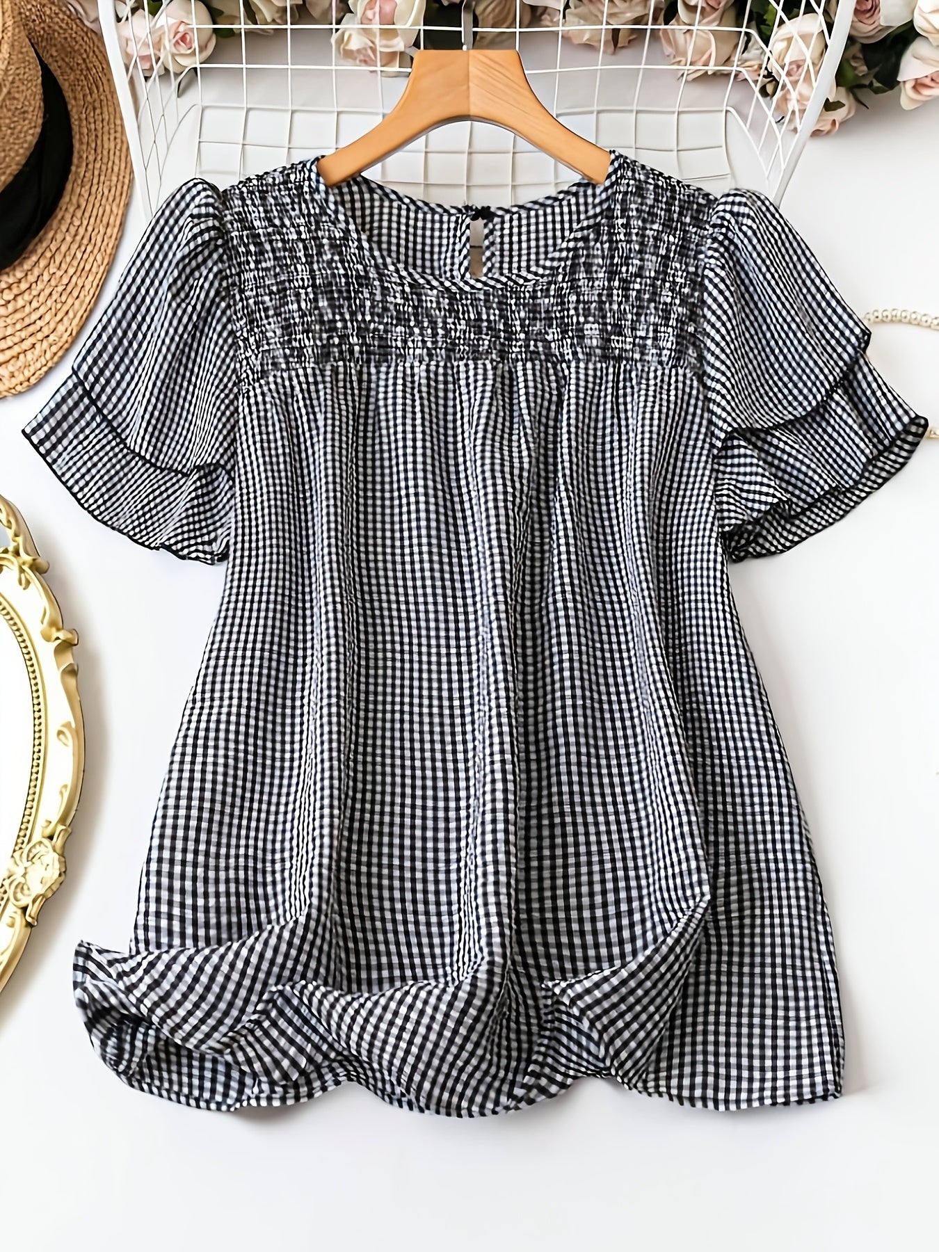 Elegant style feminine polka dot blouse with short sleeves and round neck for summer