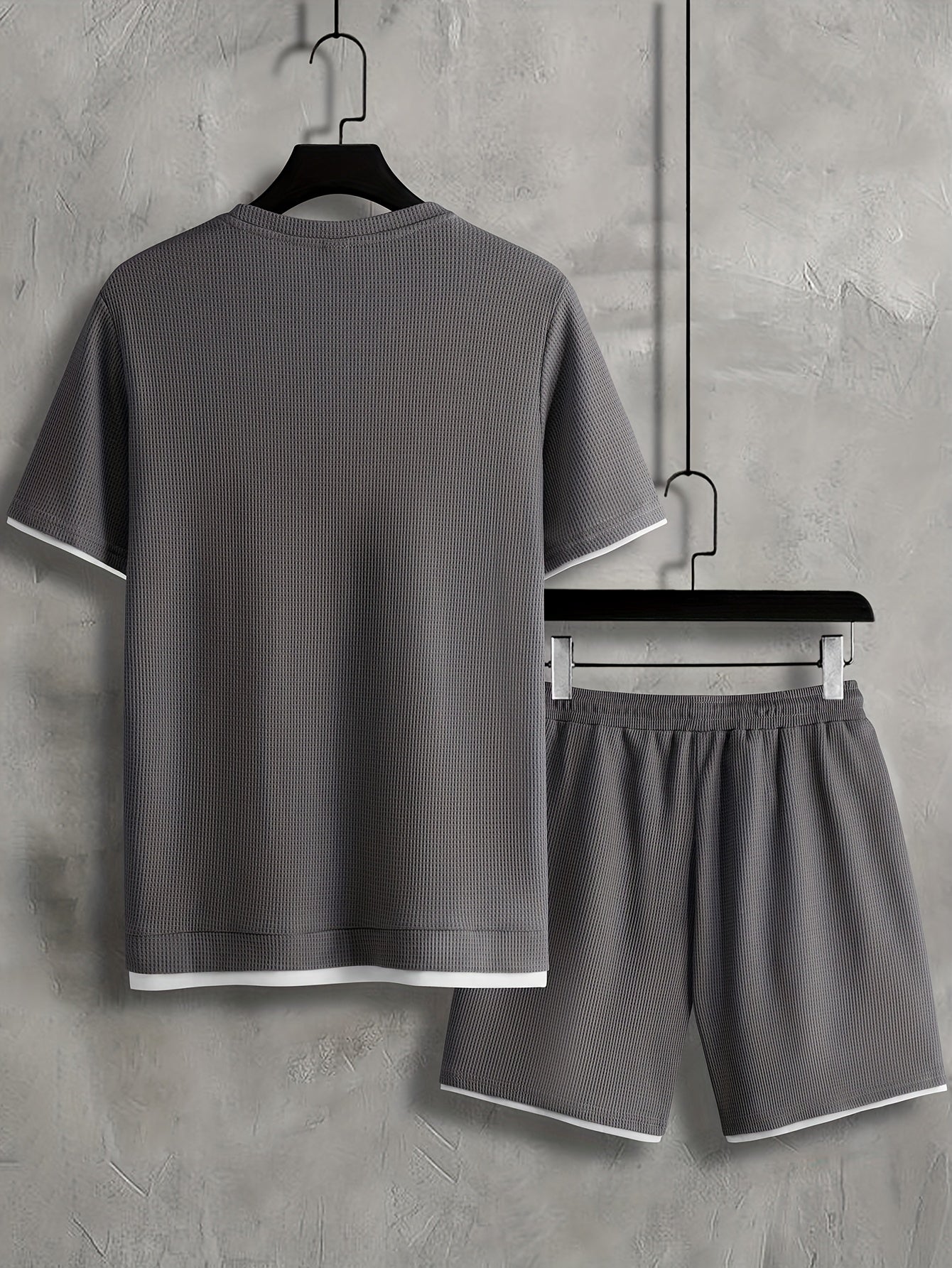 Lässiges Sommeroutfit Herren – T-Shirt und Shorts moderner Stil für Freizeit und Alltag
