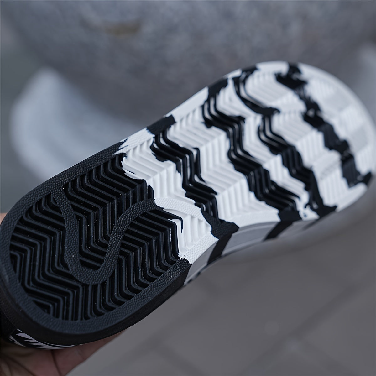 Herresneakers med urban grafisk stil til fritid og udendørs brug