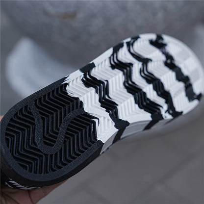 Herresneakers med urban grafisk stil til fritid og udendørs brug