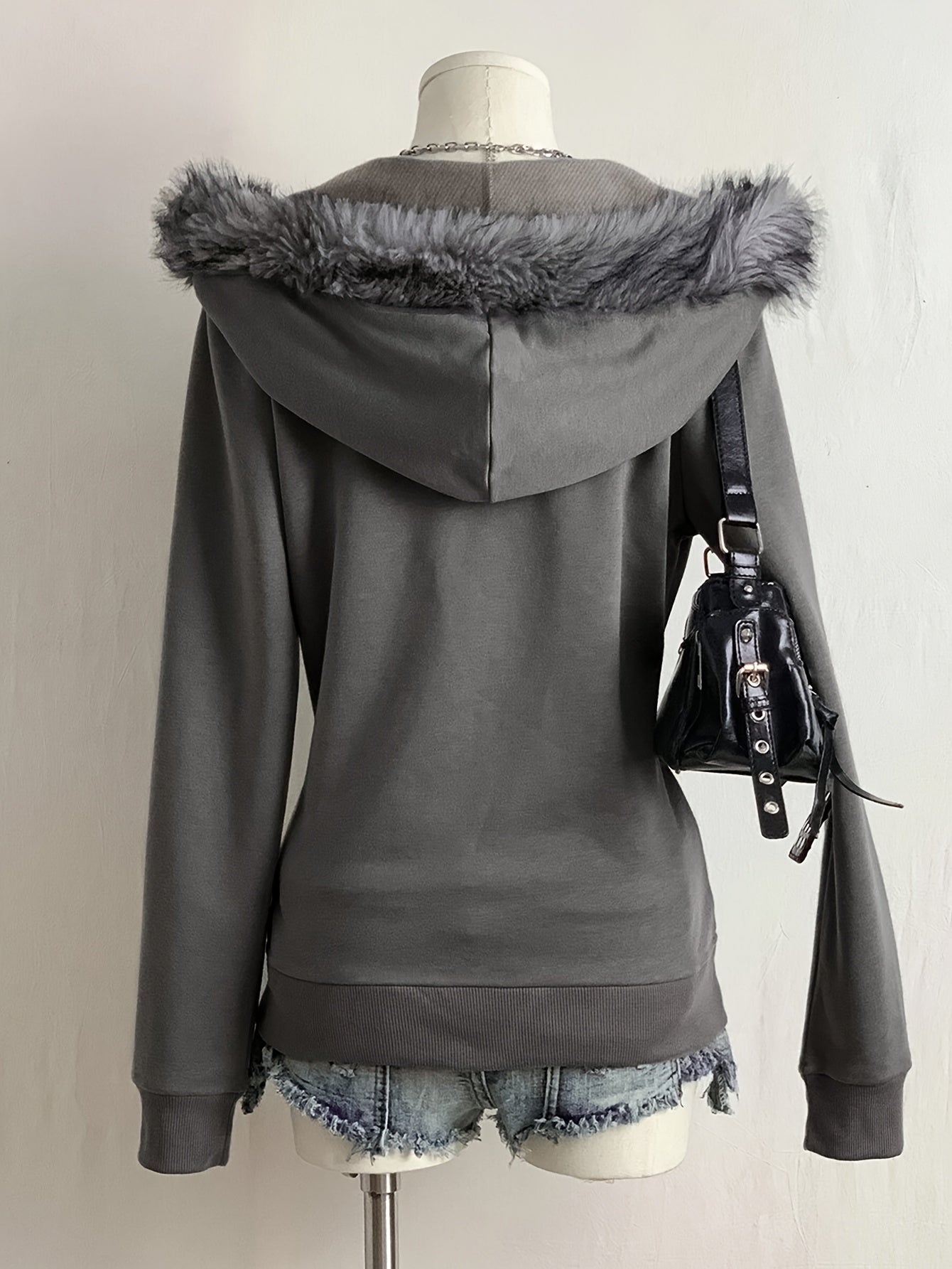 Veste à capuche grise pour femme avec bordure en fausse fourrure et motif brodé